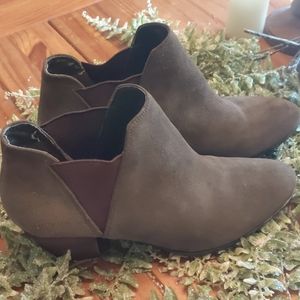 Size 11 olive suede Guess boots
